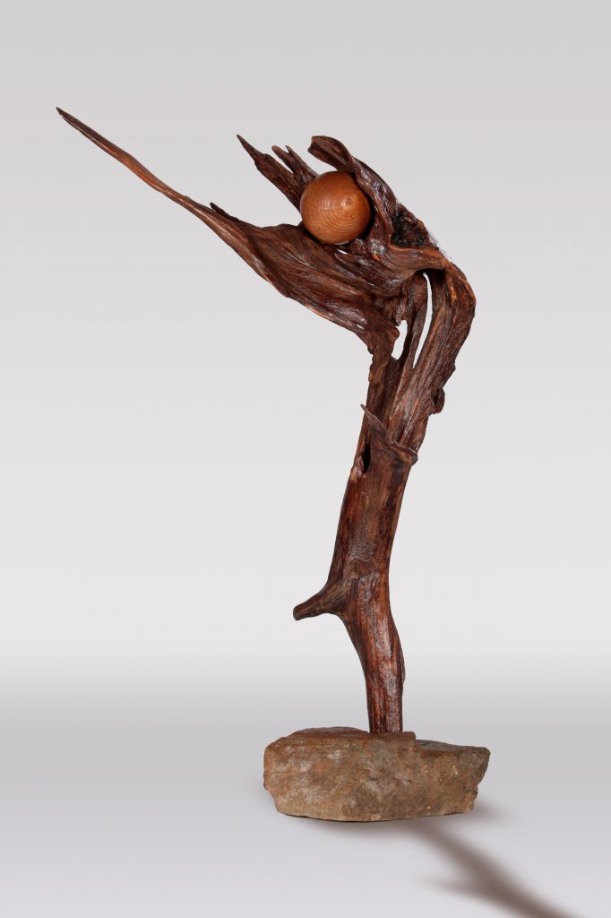 Die Tanzende 56cm hoch auf Stein